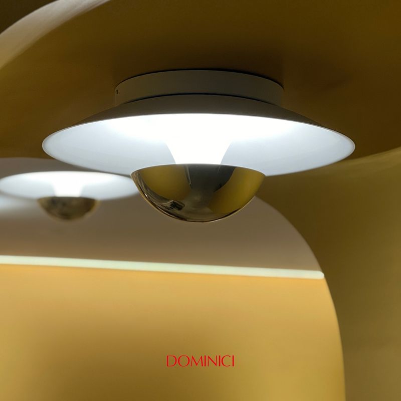O-Plafon-11196-e-uma-peca-que-se-destaca-pelo-seu-design-clean-e-contemporaneo-simplicidade-e-elegancia-sao-seus-sinonimos.-Fabricado-em-latao-sua-cupula-conica-remete-a-forma-de-um-cogumelo-que-reflete-a-luz-em-um-prato-branco-que-proporciona-uma-iluminacao-suave-e-agradavel.