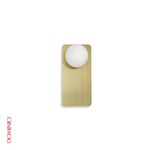 A-Arandela-2776-Domino-G-e-um-classico-da-Dominici-disponivel-nas-versoes-P-e-G.-Seu-design-reflete-a-tradicao-da-marca-combinando-elegancia-e-sofisticacao-com-materiais-nobres-que-garantem-sua-atemporalidade.-Com-estrutura-em-latao-e-acabamento-dourado-ela-exibe-um-brilho-que-valoriza-qualquer-ambiente.-Ja-a-cupula-em-vidro-leitoso-proporciona-uma-iluminacao-suave-e-difusa-criando-uma-atmosfera-acolhedora-e-envolvente.